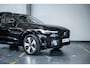 Volvo XC60 T6 Automaat Plug-in hybrid AWD Plus Dark | Elektrisch wegklapbare trekhaak | Panoramadak | Premium audio by Harman Kardon | Verwarmbare voorstoelen, achterbank en stuurverwarming | 4-seizoenenbanden | Adaptive cruise control | 360° parkeercamera |