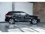 Volvo XC60 T6 Automaat Plug-in hybrid AWD Plus Dark | Premium audio by Harman Kardon | Elektrisch wegklapbare trekhaak | Panoramadak | Verwarmbare voorstoelen, achterbank en  stuurverwarming | 4-seizoenenbanden | Adaptive cruise control | 360° parkeercamera | Parkeersensoren voor + achter | Blond lederen bekleding