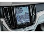 Volvo XC60 T6 Automaat Plug-in hybrid AWD Plus Dark | Premium audio by Harman Kardon | Elektrisch wegklapbare trekhaak | Panoramadak | Verwarmbare voorstoelen, achterbank en  stuurverwarming | 4-seizoenenbanden | Adaptive cruise control | 360° parkeercamera | Parkeersensoren voor + achter | Blond lederen bekleding