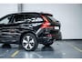 Volvo XC60 T6 Automaat Plug-in hybrid AWD Plus Dark | Elektrisch wegklapbare trekhaak | Panoramadak | Premium audio by Harman Kardon | Verwarmbare voorstoelen, achterbank en stuurverwarming | 4-seizoenenbanden | Adaptive cruise control | 360° parkeercamera |