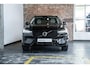 Volvo XC60 T6 Automaat Plug-in hybrid AWD Plus Dark | Premium audio by Harman Kardon | Elektrisch wegklapbare trekhaak | Panoramadak | Verwarmbare voorstoelen, achterbank en  stuurverwarming | 4-seizoenenbanden | Adaptive cruise control | 360° parkeercamera | Parkeersensoren voor + achter | Blond lederen bekleding