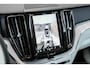 Volvo XC60 T6 Automaat Plug-in hybrid AWD Plus Dark | Elektrisch wegklapbare trekhaak | Panoramadak | Premium audio by Harman Kardon | Verwarmbare voorstoelen, achterbank en stuurverwarming | 4-seizoenenbanden | Adaptive cruise control | 360° parkeercamera |