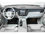Volvo XC60 T6 Automaat Plug-in hybrid AWD Plus Dark | Premium audio by Harman Kardon | Elektrisch wegklapbare trekhaak | Panoramadak | Verwarmbare voorstoelen, achterbank en  stuurverwarming | 4-seizoenenbanden | Adaptive cruise control | 360° parkeercamera | Parkeersensoren voor + achter | Blond lederen bekleding