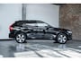 Volvo XC60 T6 Automaat Plug-in hybrid AWD Plus Dark | Elektrisch wegklapbare trekhaak | Panoramadak | Premium audio by Harman Kardon | Verwarmbare voorstoelen, achterbank en stuurverwarming | 4-seizoenenbanden | Adaptive cruise control | 360° parkeercamera |