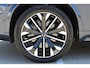 Volvo XC90 T8 Automaat Plug-in hybrid AWD Ultra Bright | Panoramadak | Luchtvering | Semi elektrische trekhaak | Verwarmbare voorstoelen | Verwarmbare voorstoelen met massage en ventilatie | Verwarmbare achterbank en stuurwiel | Premium audio by Harman Kardon | Rondom zichtcamera | 21 inch Lichtmetalen velgen