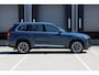 Volvo XC90 T8 Automaat Plug-in hybrid AWD Ultra Bright | Panoramadak | Luchtvering | Semi elektrische trekhaak | Verwarmbare voorstoelen | Verwarmbare voorstoelen met massage en ventilatie | Verwarmbare achterbank en stuurwiel | Premium audio by Harman Kardon | Rondom zichtcamera | 21 inch Lichtmetalen velgen