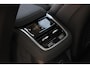 Volvo XC90 T8 Automaat Plug-in hybrid AWD Ultra Bright | Panoramadak | Luchtvering | Semi elektrische trekhaak | Verwarmbare voorstoelen | Verwarmbare voorstoelen met massage en ventilatie | Verwarmbare achterbank en stuurwiel | Premium audio by Harman Kardon | Rondom zichtcamera | 21 inch Lichtmetalen velgen