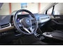 BMW 2-Serie Active Tourer 225e xDrive Luxury Line // Copper Grey Metallic - Elek. Panoramadak - Harman Kardon - Houtafwerking - Sensatec - Camera - Stoelverwarming