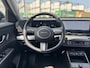 Hyundai Kona 1.6 GDI HEV Premium | Two-Tone Lakkleur | Stoelverwarming + -Ventilatie | 360° Camera | Leder | Navigatie | Apple Carplay/Android Auto | Geheugenstoel | Rijklaarprijs!