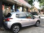 Peugeot 2008 1.2 Benzine * Hele Luxe Allure * Hoge Zit * APK 1 mei 2027 ! * Navigatie * Panoramadak * 1/2 Leder Interieur * Achteruitrij Camera *  Climate & Cruise Control * Vingerhoets; Vierde Generatie Eersteklas Service !