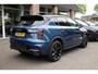 Lynk & Co 01 1.5 261PK! 6.6 Kwh LADEN! MY23 BLACKLINE ZWARTE-HEMEL 360-CAMERA PANO/SCHUIF INFINITY ZWARTE-HEMEL DAB NAVI CARPLAY STOELVERWARMING ELEK.ACHTERKLEP 20"LMV