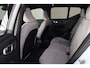 Volvo EX40 Extended Range Ultra 82 kWh - Panorama/schuifdak - IntelliSafe Assist & Surround - 360º Camera - Harman/Kardon audio - Verwarmde voorstoelen, stuur & achterbank - Parkeersensoren voor & achter - Elektr. bedienb. voorstoelen met geheugen links - Draadloze tel. lader - Warmtepomp - Extra getint glas - Elektr. inklapbare trekhaak - 19' LMV