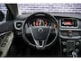 Volvo V40 Cross Country 1.5 T3 Momentum | Stand kachel | Stoel verwarming | 18" | Parkeersensoren voor en achter | High performance audio |