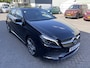 Mercedes-Benz A-klasse 160 Ambition (Elektrisch Schuifdak - LED koplampen - AMG pakket - Navigatie - Parkeersensoren V+A - Airco - Sportstoelen)