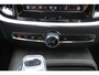 Volvo V60 T6 350PK Automaat Plug-in hybrid AWD Plus Dark Panoramisch schuif-kanteldak / Semi elektrisch wegklapbare trekhaak / Google infotainment / Verwarmbare voorstoelen en stuurwiel / Adaptieve cruise control