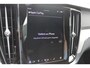 Volvo V60 T6 350PK Automaat Plug-in hybrid AWD Plus Dark Panoramisch schuif-kanteldak / Semi elektrisch wegklapbare trekhaak / Google infotainment / Verwarmbare voorstoelen en stuurwiel / Adaptieve cruise control