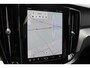 Volvo V60 T6 350PK Automaat Plug-in hybrid AWD Plus Dark Panoramisch schuif-kanteldak / Semi elektrisch wegklapbare trekhaak / Google infotainment / Verwarmbare voorstoelen en stuurwiel / Adaptieve cruise control