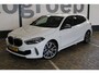 BMW 1-Serie M135i xDrive High Executive | Akrapovič uitlaatsysteem | Cruise control | Climate control | Stoelverwarming | Apple carplay/Android auto | DAB radio | Dealer onderhouden |