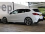 BMW 1-Serie M135i xDrive High Executive | Akrapovič uitlaatsysteem | Cruise control | Climate control | Stoelverwarming | Apple carplay/Android auto | DAB radio | Dealer onderhouden |