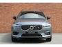 Volvo XC60 T8 Twin Engine AWD R-Design | Trekhaak  Semi-Elektrisch | Actieve Luchtvering met Four-C | 360 Graden Camera | Full-LED Adaptieve Koplampen | BLIS Dodehoekdetectie | Elektrisch Verstelbare Bestuurdersstoel | Panoramisch Schuif-/kanteldak | Adaptieve Cruise Control | Verwarmbare Voor- en Achterstoelen