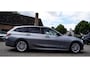 BMW 3-Serie Touring 320e | Panorama | Elektrische trekhaak | Luxe Leder/stof | Achteruitrijcamera | Shadowline | Stoelverwarming |