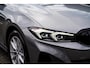 BMW 3-Serie Touring 320e | Panorama | Elektrische trekhaak | Luxe Leder/stof | Achteruitrijcamera | Shadowline | Stoelverwarming |