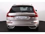 Volvo XC60 T6 Recharge AWD Plus Dark - LONG RANGE - Panorama/schuifdak - IntelliSafe Assist & Surround - 360º Camera - Harman/Kardon audio - Adaptieve LED koplampen - Verwarmde voorstoelen, stuur & achterbank - Parkeersensoren voor & achter - Elektr. bedienb. voorstoelen met geheugen - Draadloze tel. lader - Extra getint glas - Elektr. inklapbare trekhaak - 19' LMV