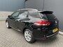 Renault Clio Estate 0.9 TCe Limited Airco - Cruise control - Parkeersensoren achter - Navigatie full map - Mistlampen voor - Lederen stuurwiel - Dakrails