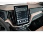 Volvo XC60 2.0 T6 Plug-in hybrid AWD Plus Dark | Nieuw model | Panoramadak | Head-up display | Longe range | Harman Kardon Premium Audio | 360° parkeercamera | Stoelverwarming | Parkeersensoren voor + achter | Google infotainment | Parkeerverwarming |