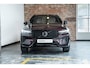 Volvo XC60 2.0 T6 Plug-in hybrid AWD Plus Dark | Nieuw model | Panoramadak | Head-up display | Longe range | Harman Kardon Premium Audio | 360° parkeercamera | Stoelverwarming | Parkeersensoren voor + achter | Google infotainment | Parkeerverwarming |