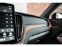 Volvo XC60 2.0 T6 Plug-in hybrid AWD Plus Dark | Nieuw model | Panoramadak | Head-up display | Longe range | Harman Kardon Premium Audio | 360° parkeercamera | Stoelverwarming | Parkeersensoren voor + achter | Google infotainment | Parkeerverwarming |