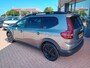 Dacia Jogger 1.6 Hybrid 140 Extreme 7p. Automaat, Airco(automatisch), Carplay/Android auto, Navigatie, Parkeersensoren, Camera, Cruise control, Stoelverwarming, Dode hoek detector, Elektrische ramen en spiegels, Keyless, Regensensor, Dimlicht automatisch, 1e eigenaar, Dealer onderhouden, Fabrieksgarantie!!