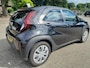 Toyota Aygo X 1.0 VVT-i MT Play keurig nette in Nederland nieuw geleverde Aygo X met zeer lage km stand!