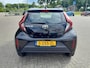 Toyota Aygo X 1.0 VVT-i MT Play keurig nette in Nederland nieuw geleverde Aygo X met zeer lage km stand!