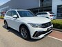 Volkswagen Tiguan 1.4 TSI eHybrid R-Line Business+ / Panoramadak / 19" LMV / IQ LED Matrix / Navi / Camera / Keyless /  APP.Connect / Stuur en Stoelverwarming / Dode Hoek