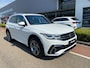 Volkswagen Tiguan 1.4 TSI eHybrid R-Line Business+ / Panoramadak / 19" LMV / IQ LED Matrix / Navi / Camera / Keyless /  APP.Connect / Stuur en Stoelverwarming / Dode Hoek