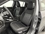 Jeep Avenger SUV Altitude 100 pk Automaat | Navigatie via Apple Carplay/Android Auto | Parkeersensoren Achter | LED Koplampen | Kunstlederen Bekleding | Volledig Digitaal Instrumentenpaneel | Climate Control | Adaptieve Cruise Control | 17" Lichtmetalen Velgen |