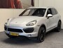 Porsche Cayenne 3.0 V6 HYBRID 333 PK LUCHTVERING LEDER NAVIGATIE CRUISE CONTROL CLIMATE CONTROL ACHTERUITRIJCAMERA PDC XENON ZEER MOOI !!
