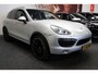 Porsche Cayenne 3.0 V6 HYBRID 333 PK LUCHTVERING LEDER NAVIGATIE CRUISE CONTROL CLIMATE CONTROL ACHTERUITRIJCAMERA PDC XENON ZEER MOOI !! Brgl