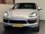 Porsche Cayenne 3.0 V6 HYBRID 333 PK LUCHTVERING LEDER NAVIGATIE CRUISE CONTROL CLIMATE CONTROL ACHTERUITRIJCAMERA PDC XENON ZEER MOOI !!