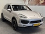 Porsche Cayenne 3.0 V6 HYBRID 333 PK LUCHTVERING LEDER NAVIGATIE CRUISE CONTROL CLIMATE CONTROL ACHTERUITRIJCAMERA PDC XENON ZEER MOOI !!