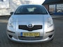 Toyota Yaris 1.3 VVTi Terra nette in Nederland nieuw geleverde 5 deurs 1.3 Yaris met airco.