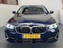 BMW 5-Serie TOURING 518 DIESEL HYBRIDE HIGH EXECUTIVE AUTOMAAT LEDER NAVIGATIE CRUISE CONTROL APPLE CARPLAY/ANDROID BLUETOOTH TELEFOON MEDIA VOORBEREIDING ACHTERUITRIJCAMERA ZEER MOOI !! Brgl