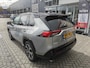 Toyota RAV4 2.5 Plug-in Hybrid AWD Bi-Tone Plus STOEL/STUURVERW STOELVENT NAVI 360-CAMERA PARKSENSOREN HEAD-UP APPLE/ANDROID LEDER BLINDSPOT EL-STOEL+GEHEUGEN JBL-AUDIO EL-ACHTERKLEP 19"LMV
