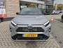 Toyota RAV4 2.5 Plug-in Hybrid AWD Bi-Tone Plus STOEL/STUURVERW STOELVENT NAVI 360-CAMERA PARKSENSOREN HEAD-UP APPLE/ANDROID LEDER BLINDSPOT EL-STOEL+GEHEUGEN JBL-AUDIO EL-ACHTERKLEP 19"LMV