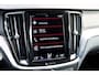 Volvo V60 2.0 B4 R-Design Aut8 | Panoramadak | Camera | Memory | Dodehoekassistent | Leder | Apple-Carplay | DAB | Stoelverwarming |
