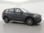 BMW X1 sDrive20i 192 PK AUT. + TREKHAAK | PANORAMA | SPORTSTOELEN LEDER | HEAD-UP | CAMERA | STOELVERWARMING