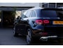 Mercedes-Benz GLC 300e 4MATIC Plug in hybride PHEV*Perfect MB Onderh.*1ste Eig*Elek. Trekhaak/Digi. Cockpit/Sfeer/Keyless Entry+Go/Half Leder/Stoelverw./Camera/LED/Rijstrook/Rem.ass./Elek. Klep/Parkeersens.V+A/18 inch LM*