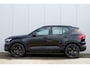 Volvo XC40 2.0 B4 Plus Black Edition Adaptieve Cruise Control met Pilot Assist | Premium audio by Harman Kardon | Parkeercamera | Park Assist voor + achter | Verwarmbare voorstoelen + stuurwiel | 20'' Lichtmetalen wielen