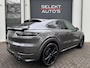 Porsche Cayenne Coupé 3.0 E-Hybrid NAP Pano/Luchtvering/360/ACC/Alcantara/22 Inch/Trekhaak/Lasershield/Blue Eye/PDC/Apk 11-2026